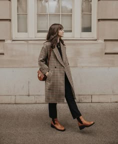 Checkered Coat, Fall Fashion Coats, Gala Fashion, Academia Fashion, Outfit Chic, Paris Mode, Coat Outfits