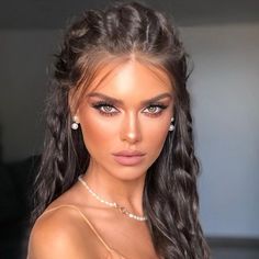 Celebrity Makeup Looks, Ball Hairstyles, Hairstyles For Layered Hair, Chique Outfits, Beauty Hair Makeup, Glamour Makeup, Hair Stylist Life, Blue Eye Makeup, Celebrity Makeup