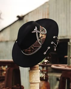 Cowboy Hats For Men Westerns, Mens Clothing Styles Western, Western Hat Designs, Hat Design Ideas, Man Hats, American Desert, Custom Cowboy Hats, Leather Cowboy Hats, Rock Hat