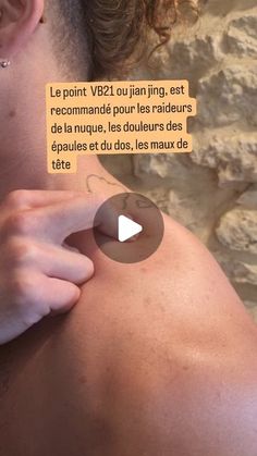 Nadia | Naturopathe | Aromatherapeute on Instagram: "Situé au sommet du trapèze. Le point VB21 est également indiqué pour de nombreuses pathologies du foie et de la VB dues aux mucosités. A masser pr pression, rotations dans le sens horaire ou anti horaire. • • • • • • • • • #santé #sante #santenaturelle #mtc #acupression #naturopathie #naturopathe #santeholistique" Mudras Yoga, May 17, Acupuncture, Le Point, Tao, Pilates, Massage, Gym, Couture