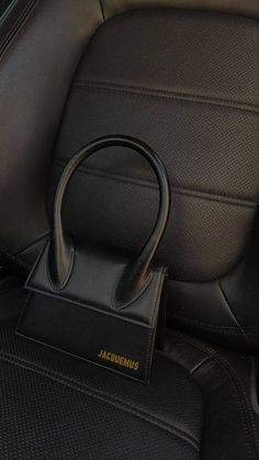 Jacquemus Bag, Classy Aesthetic, Luxury Purses, Wallpapers Iphone, Jairzinho, Foto Ideas Instagram, Black And White Aesthetic, Celine Luggage Bag, Mode Inspo