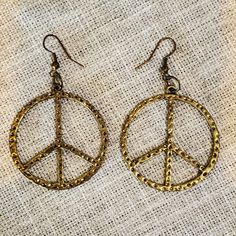 Vintage Lucky Brand PEACE sign dangle earrings in hammered weathered brass. You are boho. Just that. Peace. Your vintage jewelry will be carefully packaged and shipped to you quickly! Oregon City, Heidi Daus, Blue Necklace, Etsy Earrings Dangle, Metal Style, Beautiful Packaging, Peace Sign, Lucky Brand, Hippie Boho