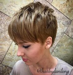 Dark Blonde Pixie with Bangs Very Short Bangs, Very Short Pixie Cuts, Wavy Pixie Cut, Short Blonde Pixie, Bangs Ideas, Cute Pixie Cuts, Curly Pixie Hairstyles, Short Curly Pixie, Dunner Wordend Haar