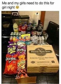 Drinks Liquor, Diy Movie Night, Sleepover Snacks, Movie Night Food, 100 Calorie, Birthday Drinks, Girl Night, Sleepover Food, Night Food