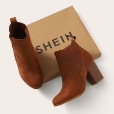 #brown #chelseaboots #shoeboots #cuteshoes #fashionshoes #crazyshoes #shoeobsession #bootsoutfitankle Hak Tinggi, Boots Long, Heeled Chelsea Boots, Shoes Heels Classy, Fancy Shoes, Girly Shoes, Trendy Shoes, Womens Boots Ankle