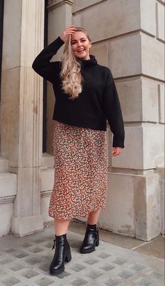 Autumn Fashion 2023 Plus Size, Smart Casual Outfit Midsize, Effortless Plus Size Outfits, Winter Skirt Outfit Plus Size, Smart Casual Midsize, Midsize Fall Skirt Outfits, Mid Size Autumn Outfits 2023, Scandinavian Fashion Midsize, Fall Fashion 2023 Plus Size