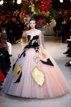 According to designers Viktor Horsting and Rolf Snoeren, the full, layered skirt is comprised of 100 meters of tulle in dégradé pink and lavender, with “shards” of cotton, acetate, and silk appliquéd on top. The sparkling gold foil around each piece is a riff on Kintsugi, the principle of repairing Japanese pottery so the cracks are highlighted. Mode Costume, Viktor Rolf, Vintage Gowns, Vintage Couture, Couture Week, Haute Couture Fashion