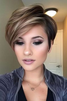 Brunette Pixie With Blonde Highlights, Caramel Hair Color Ideas, Caramel Hair Color, Short Stacked Bob Haircuts, Longer Pixie Haircut, Long Pixie Hairstyles, Stacked Bob Haircut, Long Pixie Cuts