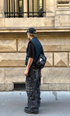 Frugal Aesthetic, Streetwear Outfit Men, Urban Y2k, Raver Outfits, Street Brands, Diy Shorts, Fashion Mood Board, Brand Style Guide, Fit Board Workouts