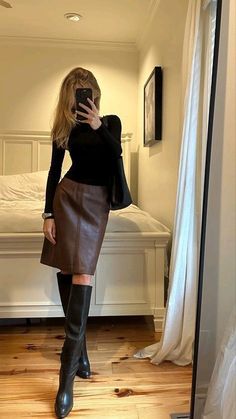 Chicago Business Outfits, Outfits With Black Boots And Jeans, Errand Outfit Fall, Corporate Feminine Outfit, Stylish Corporate Fashion, Retro Feminine Style, 90s City Fashion, Charlotte York Work Outfits, Elegant Autumn Outfit Aesthetic