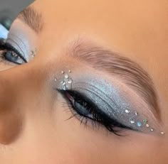 Elsa Halloween Makeup, Blue Glitter Eyeshadow, Ballerina Bride, Elsa Makeup, Junk Kouture, Makeup Things, Blue Makeup Looks