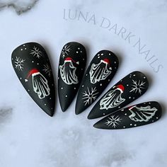 New Years Goth Nails, Merry Creepmas Nails, Holiday Goth Nails, Spooky Holiday Nails, Cold Weather Nail Designs, Spooky Xmas Nails, Christmas Nails Alternative, Nail Designs 2024 Winter