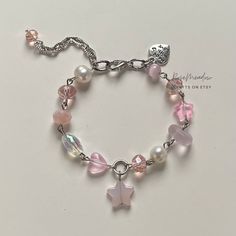 Cute Pink Glasses, Wired Beaded Bracelets, Pink Beads Bracelets, Bead Bracelet Inspiration, Simple Bracelet Ideas, Dreamy Bracelet, Fairy Bracelets, Metal Bead Bracelet, Pink Beaded Bracelets