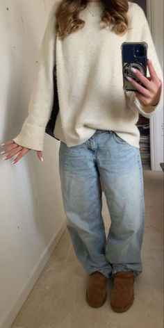 #outfit #autumnfit #mode #fashion #ootdrentrée #backtoschool Cute Fall Outfits Uggs, Winter Outfits Knitted Sweater, Fall Winter Outfits College, Cream Knitted Sweater Outfit, Fall Outfits Women Uggs, Outfits With Cream Sweater, Jeans And Knitted Sweater Outfit, Thrifted Sweater Outfit, Basic Outfits For Fall