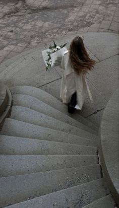 White Trench Coat Outfit, Bouquet Of Flowers Aesthetic, White Flowers Aesthetic, Aesthetic Flower Bouquet, Flower Bouquet Aesthetic, London Outfit Ideas, Stockholm Aesthetic, City Fashion Photography, Swedish Girl