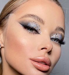 Silver Glitter Makeup Looks, Silver Dress Makeup Look, Make Prata, Silver Glam Makeup, Silver Makeup Looks, Silver Eyeshadow Looks, Queen Of Hearts Makeup, Silver Makeup, Silver Eyeshadow