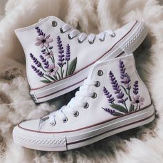 Lavender Wedding Shoes, Paint Converse Diy, Painting On Shoes Ideas, Painted Converse Ideas, Purple Converse Aesthetic, Converse With Embroidered Flowers, Converse Painting Ideas, Light Purple Converse Embroidered, Lace Converse Shoes