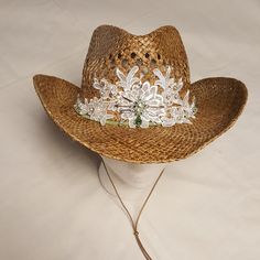 Genuine Straw Western Hat Embellished With White Lace Over A Mint Green Leather Band And Mint Green Swarovski Crystals, Silvertone Arrows And Hand Painted Leaves In The Back. Has A Leather Stamped Strap. New. One Size All. Shape To Your Liking. Decorating Cowboy Hats, Louis Vuitton Hat, Chanel Hat, Cowboy Decorations, Monogram Hats, Western Party, Country Style Outfits, Chapeau Cowboy, Beach Hats