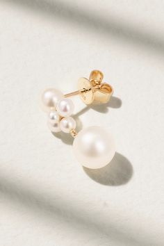 When designing her modern yet feminine jewelry, Sophie Bille Brahe likes to focus on simple settings that spotlight the natural beauty of each stone. This 'Thyra' single earring is handmade from 14-karat recycled gold and set with a cluster of freshwater pearls that lead to a larger drop. Wear it alone or stacked alongside dainty studs. Apocalypse Outfit, Pearl Cluster Earrings, Feminine Jewelry, Sophie Bille Brahe, Dainty Studs, Agate Earrings, Gold Pearl Earrings, Pearl Cluster, Pearl Hoop Earrings