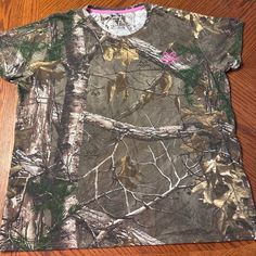 Nwot Real Tree Womens 2xl Camo Shirt Camo Shirt, Camo And Pink, Tee Tree, Womens Camo, Brown Tshirt, Camo Shirts, Pink Fits, Real Tree, Pink Cotton Candy