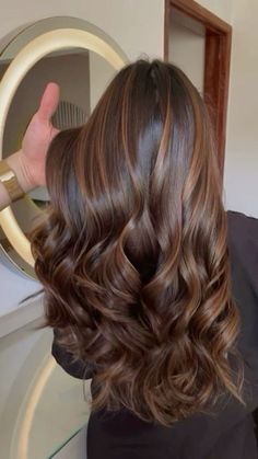 Caramel Golden Brown Hair Balayage, Gold Brown Highlights On Brown Hair, Soft Autumn Dark Brown Hair, Partial Balayage Caramel, Light Brown Highlights In Dark Brown Hair, Coffee Brunette Hair, Chocolate Honey Hair, Carmel Bolyoge, Balyage Long Hair Brunettes Carmel