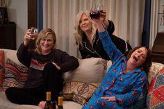 Exhausted Mom, Wine Mom, Casino Outfit, Tired Mom, Amy Poehler, Tina Fey, Netflix Movies, Netflix Movie, Friends Mom