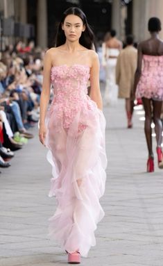 Ermanno Scervino RTW Spring 2024 Pink Runway, Model Walks, Runway Dresses, Ermanno Scervino, Outfit Look, Glam Dresses, Runway Models