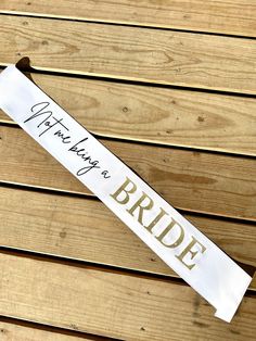 a sign that says, don't forget to bride on the side of a wooden bench