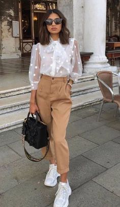 Stylish Spring Outfit, Walking Down The Street, Chique Outfits, Spring Outfits Women, Trend Fashion, Inspired Outfits, Casual Winter Outfits