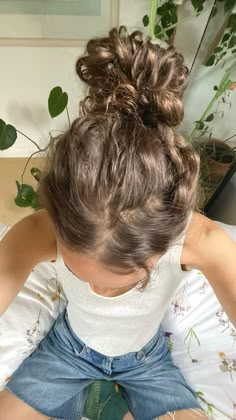 Healthy Curly Hair Aesthetic, Hair Styles For Big Foreheads, Fairycore Curly Hair, Curly Hair Cottagecore, Mermaid Core Hairstyles Curly, Curly Hair Girls Aesthetics, Carrie Bradshaw Hair, Curly Bun