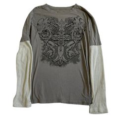 High Quality Affliction-Type T-Shirt High-Quality Fashion Longsleeve Shirt - Inspired by Modern High-End Styles Discover the epitome of high-fashion craftsmanship with our meticulously sweater. Made for the fashion-forward individual, this shirt is top-notch quality, sophisticated design, and the flair of contemporary high-fashion aesthetics. Whether you're dressing up for an exclusive event or elevating your everyday style, our sweater offers unmatched elegance and panache. Features: AAA+ Quali Winter Grunge Graphic Print T-shirt, Aflicción Shirt, Alternative Crew Neck Tops With Front Print, Alternative Style Crew Neck Top With Front Print, Alternative Crew Neck Tops For Fall, Fitted Long Sleeve T-shirt With Band Merch, Alternative Style Crew Neck Tops For Fall, Grunge Long Sleeve Tops With Screen Print, Grunge Graphic Design Tops For Fall