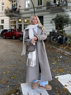 Sweats And Coat Outfit, Trending Shoes Fall 2024, Paris Hat Outfit, Winter Outfit With Hat, Switzerland Outfit Fall, Winter Hats Outfit, Winter Outfits With Scarves, Christmas Market Outfit Winter, Winter Headbands Outfit