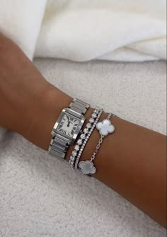 Jewelry Van Cleef, Hermes Aesthetic, Old Money Outfit Ideas, Van Cleef Bracelet, Cleef Bracelet, European Spring, Jewellery Summer, Watch For Ladies, Bracelet Cartier