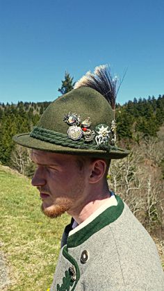 Spitzenhut mit Hutschmuck u. Gamsbart. Dirndl Dress Traditional, Bavarian Hat, Oktoberfest Hat, Drindl Dress, Slavic Clothing, German Costume, German Oktoberfest, German Outfit, Oktoberfest Outfit