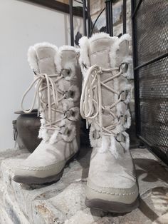 Cute vintage hippie boho style beige suede vintage lace up ankle boots with soft ivory faux fur trim and lining. Perfect for the fall and winter season. Size 7M with side zipper. In top condition. Hippies, Fantasy Winter Boots, White Winter Outfits, Cute Winter Boots, Fluffy Boots, Beige Ankle Boots, Boots With Fur, Fur Ankle Boots, Womens Booties