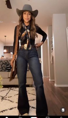 Work Western Outfits Women, Jaripeo Outfits Winter, Rodeo Cookoff Outfit, Cold Cowgirl Outfit, Rodeo Fits For Women, Rodeo Outfits Jeans, Western Rodeo Outfits For Women, Texas Rodeo Outfits For Women, Vaquera Outfit Winter