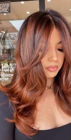 Megan Fox Hair Color Copper, Latina With Red Highlights, Brown Copper Balayage Straight Hair, Orange Fall Hair Color, Chocolate And Ginger Hair, Ginger Hair Balayage Brown, Deminsional Copper Hair, Hair Color For Medium Dark Skin Tones, Dyed Hair For Latinas