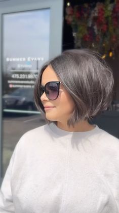 Bob Haircut With Money Piece, Back Of Head Bob Haircut, Summer Evans Hair, Short Bob With Side Part, Short A Line Haircut, Short Middle Part Bob, Messy Bob Hairstyles, Mom Hairstyles, Wavy Bobs