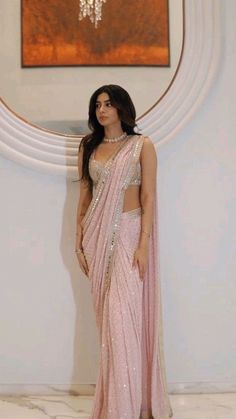 Saree Wedding Simple, Saree Outfit Ideas Simple, Saree Idea For Wedding, Aesthetic Sarees For Wedding, Sari Modern Style, Saris For Farewell, Pink Saare Aesthetic, Farewell Indian Outfit, Saree For Shaadi