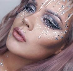 Ice Queen Couple Costume, Silver Fantasy Makeup, Ice Face Makeup, Frost Makeup Ice Queen, Snow Flake Makeup Look, Ice Queen Costume Halloween, Winter Fantasy Makeup, Winter Queen Makeup, Frost Makeup Look