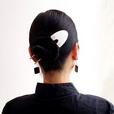 "Minimal Statement for your hair. + Length: 6\" + Color options: black, white + Material: acrylic, brass Find out how to make easy and cute bun that holds using a bun pin: https://vimeo.com/204480121" Hair Pin Hairstyles Black, Braided Ponytail Weave, Futuristic Hairstyles, Hair Pin Bun, Hair Bling, Protective Braids, Hair Accessories Bun, Cute Buns, Black Ponytail Hairstyles