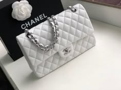 Description CC Classic HandBag White For Women 9.9in/25.5cm A01112 Rep 1:1 Measurements: 15.5 x 25.5 x 6.5 cm / 6 x 9.9 x 2.5 inches (Length x Width x Height) Chain White Silver-toned hardware Include dust bag. This product is of the best quality. Chanel Handbags Classic, Tas Bahu, Luxury Bags Collection, Dream Bags, Lv Bags, Classic Handbags, Luxury Purses, Brand Bags, Naha