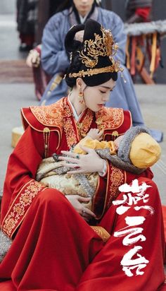 Imperial Clothing, Chinese Family, Traditional Asian Dress, Pregnant Lady, Chinese Traditional Costume, Ancient Chinese Clothing, Chinese Costume, Korean Traditional Dress, Queen Outfit