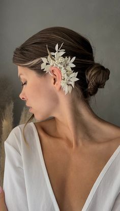 🤍Bohemian Dried flower ear cuff🤍 Price for one ear cuff 🌿ADVANTAGES  🧡The flowers will look great for the years to come. 🧡You'll be able to see it before the big day, enjoy it through the wedding, and keep it as a remembrance of that beautiful day. 🧡The bouquet can travel with you to the venue wherever it is. 🧡Will look amazing in your photos! 🧡A beautiful piece to grace your home. 🌿 FEATURES  The whole thing is made up of dried and unfading flowers(preserved)and leaves. All material is natural, eco-friendly, and sustainable. 🌿COLORS  White/Gray  🌿MEASUREMENTS   Long -10 cm  Width- 6 cm  🧡 Let us know your wedding date before sending the order, so that we can be sure that the order will arrive on time for your solemn date.  Standart DELIVERY:  Canada: 4-6 weeks Latvia: 1-5 busi Wedding Accessory For Men, Flower Ear Cuffs, Dragon Ear Cuffs, Leaf Ear Cuffs, Flower Hair Pins, Ear Cuff Earrings, Flower Ear, Ear Climber, Gold Ear Cuff