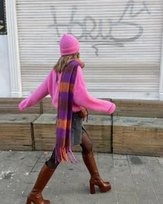 Winter Outfit 2022, Outfits With Pink, Mohair Beanie, Scandinavian Outfit, Foto Insta, Pink Beanie, Trendy Date Night Outfit, Office Fits, Winter Styling