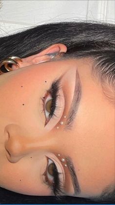 Makeup Ideas Eyeshadows Natural, Eyeliner Lashes Make Up, Neutral Makeup With Rhinestones, Light Neutral Makeup Natural Looks, Cute Brown Eyeshadow Looks, Euphoria Make Up Ideas, Graduation Makeup With Rhinestones, Bad Bunny Concert Makeup Nadie Sabe, Neutral Glam Eye Makeup