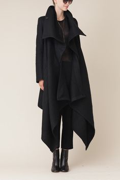 ann demeulemeester black long cybelle coat #minimalist #fashion Goth Stuff, Gareth Pugh, Moda Chic, Mode Casual, Fashion Wishlist, Apron Dress, Ann Demeulemeester, Beautiful Clothes, 가을 패션