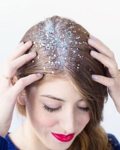 Gorgeous glitter hairstyle ideas | Hairstyle tutorial ideas | Easy hairstyle ideas Glitter Roots Hair, Glitter Hair Spray, Glitter Roots, Glitter Spray, Studio Diy, Glitter Diy