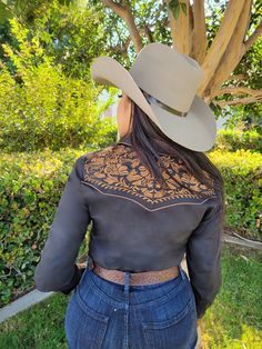 Women's Black/Brown Embroidered Long Sleeve Western Shirt 'El Señor de los Cielos' Tipo: Camisa Vaquera Estilo: Manga Larga Bordada Marca: El Señor de los Cielos Material: 60% Algodon, 40% Poliester Corrida USA: S - 2XL Ajuste: El estilo de esta camisa es 'Slim Fit', se sugiere una talla más grande para un ajuste más holgado. Black/Brown Cowboys Shirt, Western Design, The Heavens, Western Shirt, Western Shirts, Shirt Outfit, The Lord, Cowboy Hats, Plus Size Fashion