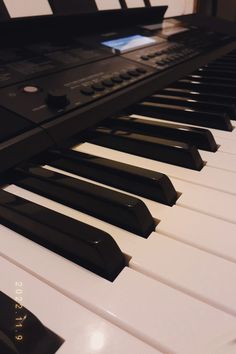 an electronic keyboard with many keys on it